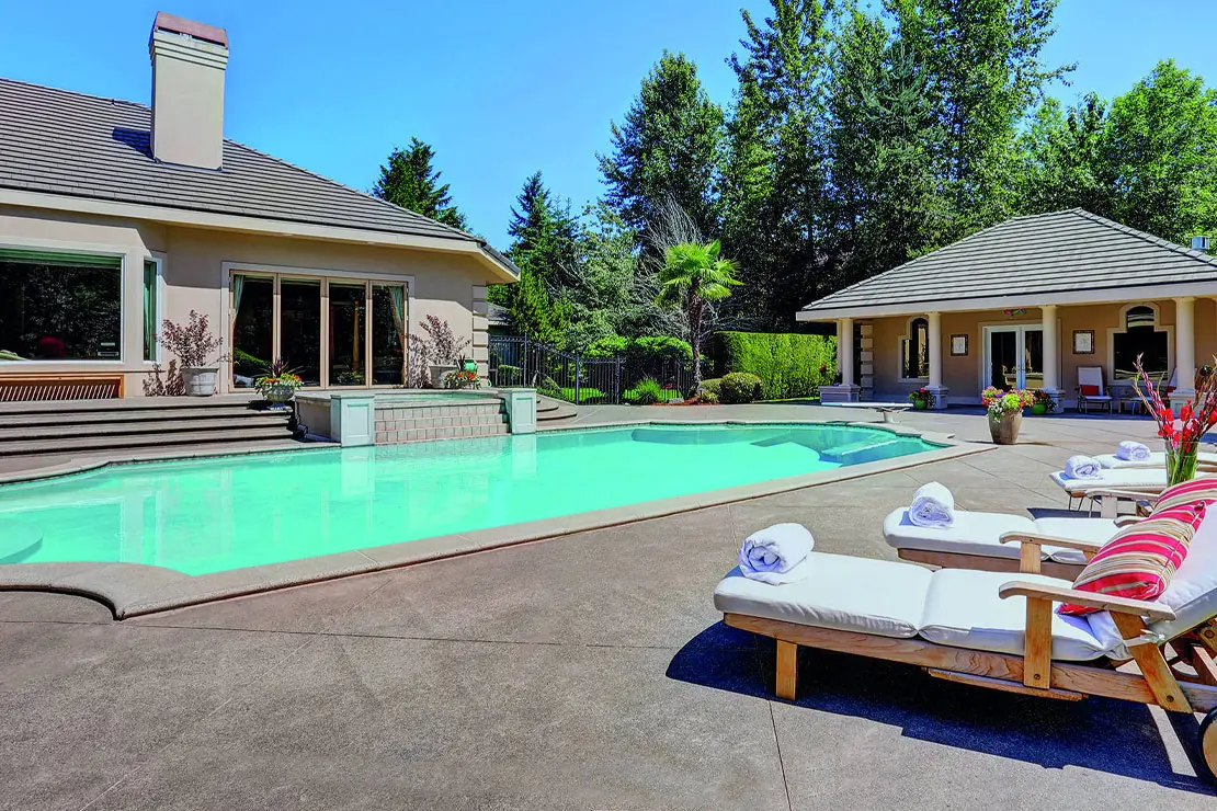 Casa con impresionante piscina empedrada con hormigón estampado. Casa con impresionante piscina empedrada con hormigón estampado.